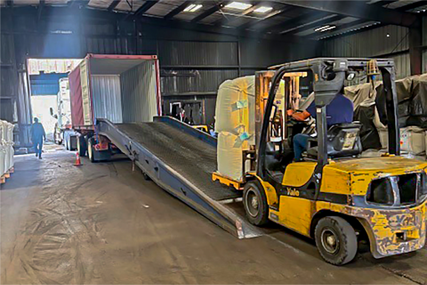 Motorfrieght loading from a warehouse